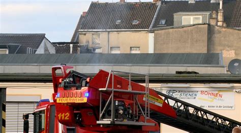 Brand In Krefeld Feuerwehr Bek Mpft Feuer Bei Gewerbebetrieb Am