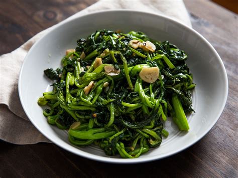 Sautéed Broccoli Rabe With Garlic And Chile Flakes Recipe Recipe Sauteed Broccoli Rabe