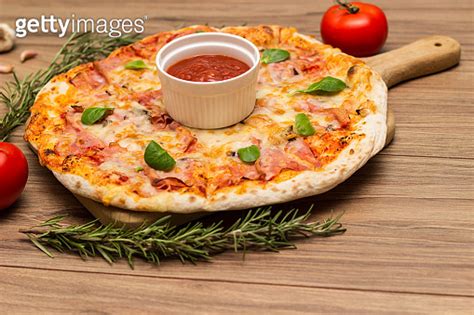 Freshly Baked Pizza With Ham Tomato And Cheese 이미지 1445012754 게티이미지뱅크