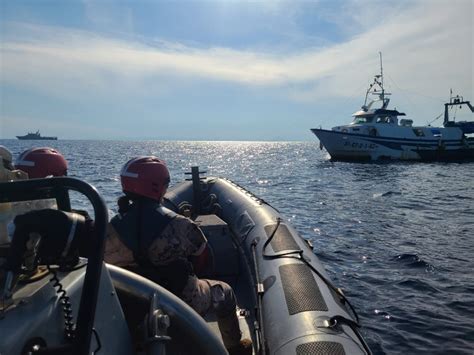 Un Patrullero De La Armada Presta Apoyo Sanitario A Pesquero