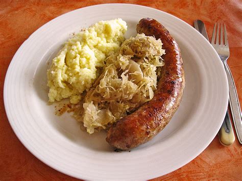 Frische Bratwurst mit Püree und Zwiebeln mit Äpfeln Rezept mit Bild