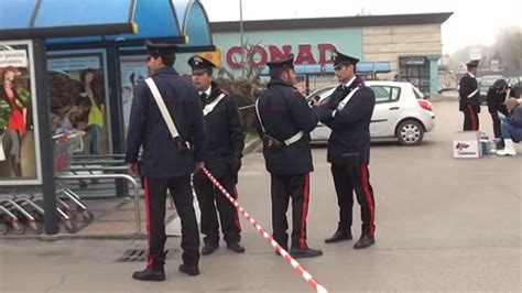 Icaro Tv Freddato Con Colpi Di Pistola Nel Parcheggio Del Conad