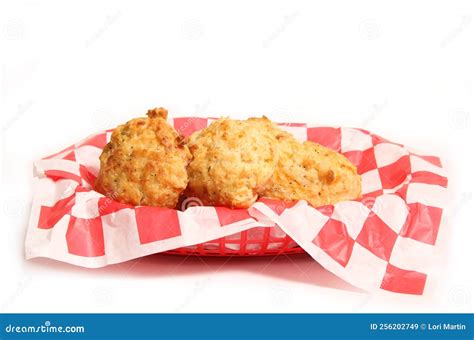 Galletas De Ajo Y Cheddar En Una Canasta Aislada De Fondo Blanco Imagen