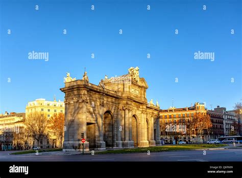 Puerta de Alcalá en la Plaza de la Independencia Madrid España Stock