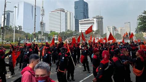 Dipimpin Said Iqbal Massa Buruh Demo Di Patung Kuda Kumparan