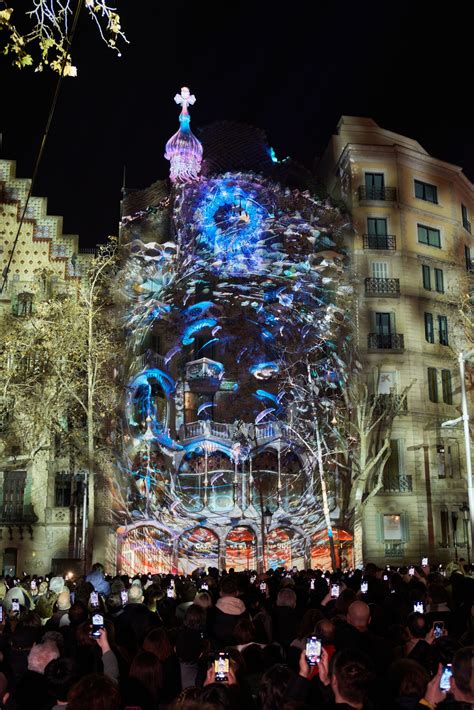 L espectacular mapping de la Casa Batlló va reunir més de 95 000