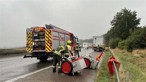 Aquaplaning Auf Der A Fahrer Verliert Kontrolle Bei Niederaula