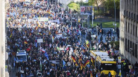 Allemagne Des Dizaines De Milliers De Personnes Manifestent