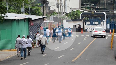 La Prensa Gr Fica On Twitter Elsalvador Decenas De Personas Que