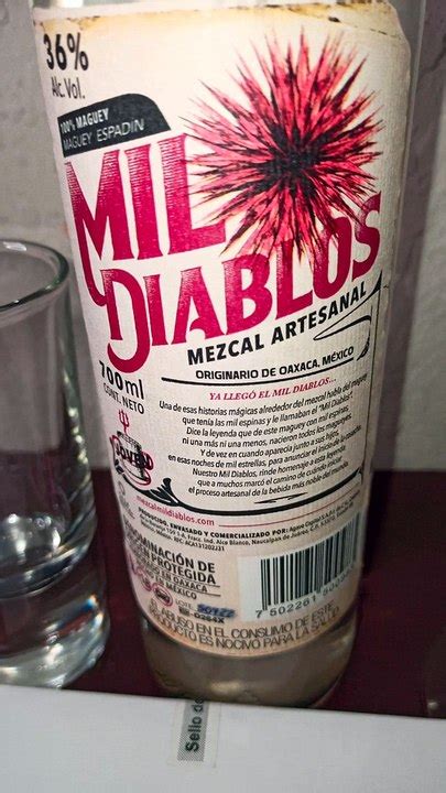 Presentando Una Botella De Mezcal Mil Diablos Denominacion Protegida De