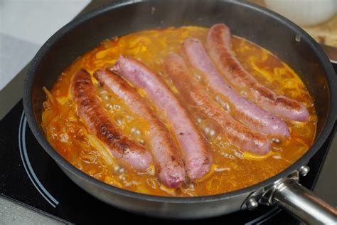 Salchichas encebolladas receta casera de un clásico de las abuelas