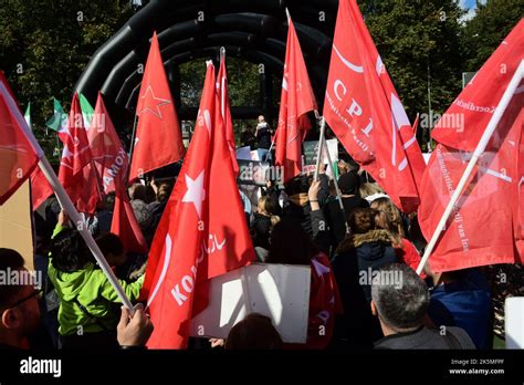 Plus D Un Millier De Personnes Ont Protest La Haye Pour