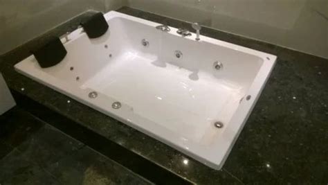 Ceramic White Hindware Bathroom Bathtub At Rs In New Delhi Id