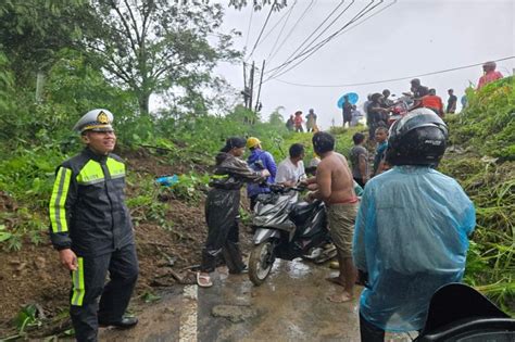 Tertutup Longsor Jalan Nasional Menuju Kabupaten Sukabumi Lumpuh Total