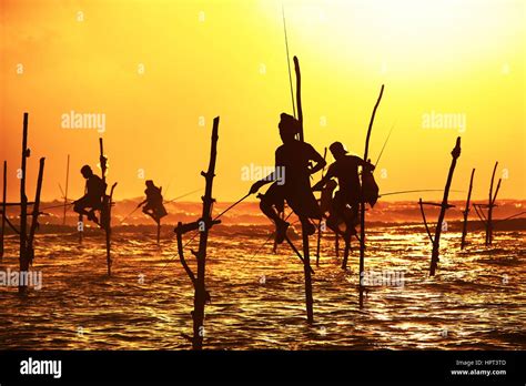 Las Siluetas De Los Pescadores Tradicionales Al Atardecer Cerca De