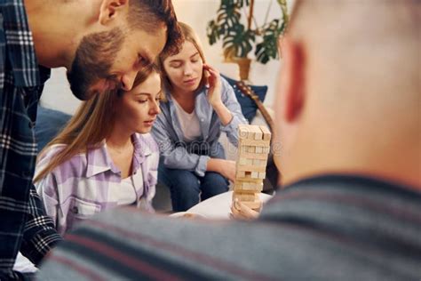 Centrado En El Juego De La Torre Grupo De Amigos Tienen Una Fiesta En