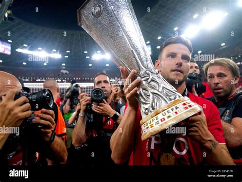 Ivan Rakitique de Séville célèbre avec le trophée de l UEFA Europa