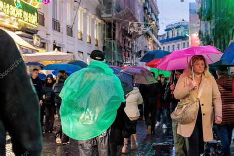 N Poles Italia De Diciembre De Calle Abarrotada En El