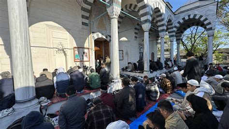 Tokyo Camii Nde Bayram Namaz K L Nd Son Dakika Haberleri