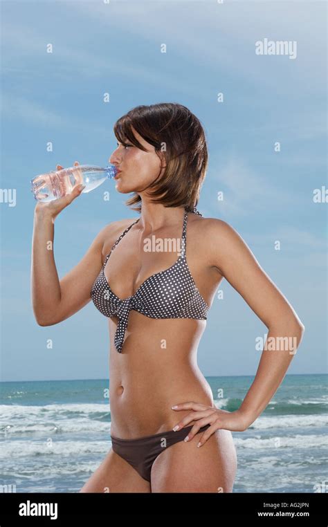 Frau Im Bikini Am Strand In Der Brandung Fotos Und Bildmaterial In