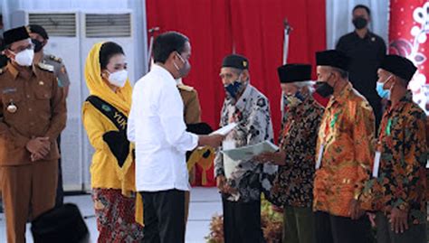 Presiden Ri Jokowi Serahkan Sertifikat Tanah Warga Jawa Timur