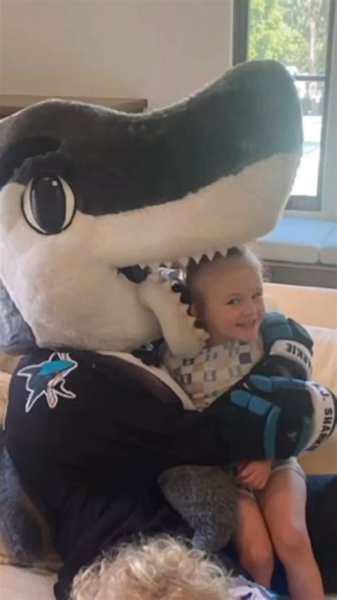 SJ Sharkie saying goodbye to the Karlssons : r/hockey