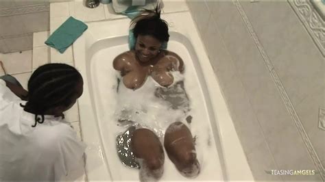 Después de lavar su gran coño el chico folló a la milf de ébano con su bbc xHamster