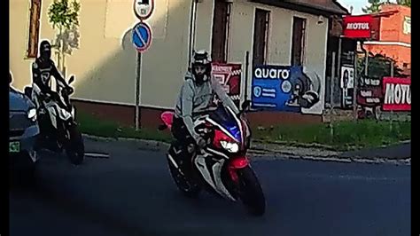 Felhajtott rendszámtáblával rendőrök elől menekülő motorosok