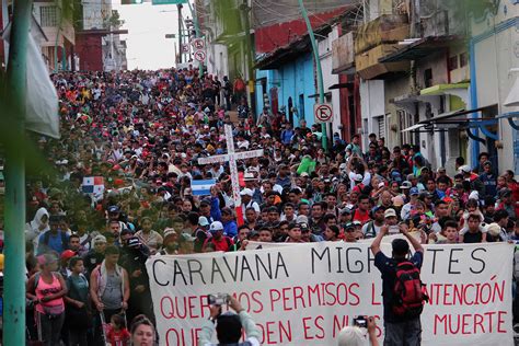 Unos 7 000 migrantes salen en caravana desde la frontera sur de México