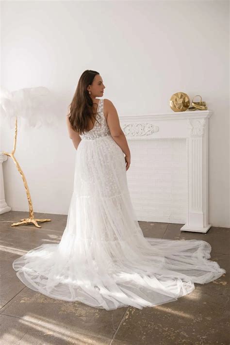 Boho Lace Sleeveless Plus Size Wedding Dress With Tulle Overskirt