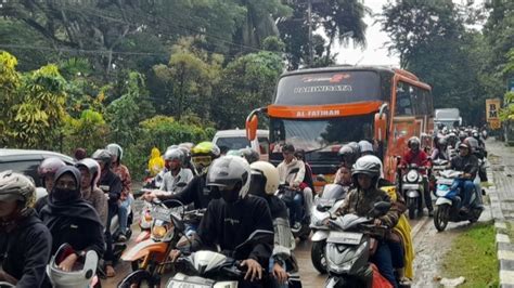 Tempat Wisata Pantai Ramai Dikunjungi Arus Lalu Lintas Ke Arah Anyer