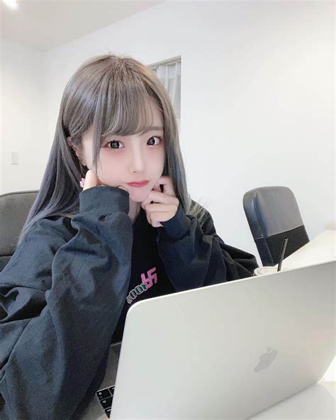 神楽ひなこさんのインスタグラム写真 神楽ひなこinstagram「お仕事中ひなちゃん💻♡笑 真面目にやる時はやりますよ🙊 お洋服は