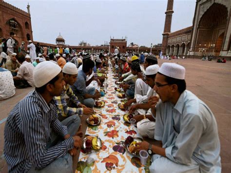 Sikhs Hindus In Pakistan Host Iftar Parties To Promote Religious