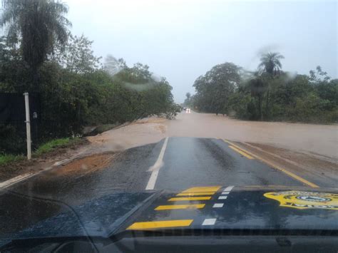 Chuva Desde Madrugada Alaga Casas E Interdita Rodovia De Acesso Ao