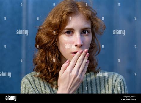 Fille aux cheveux bouclés Banque de photographies et dimages à haute