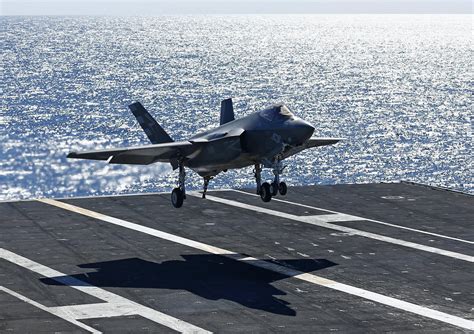 F35 landing on a carrier [2.378px × 1.680px] : r/MilitaryPorn