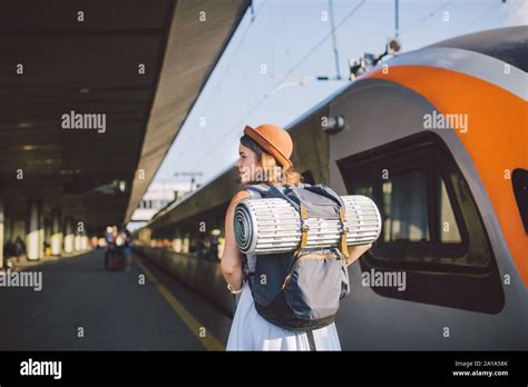 Frau Am Bahnsteig Stockfotos Und Bilder Kaufen Alamy