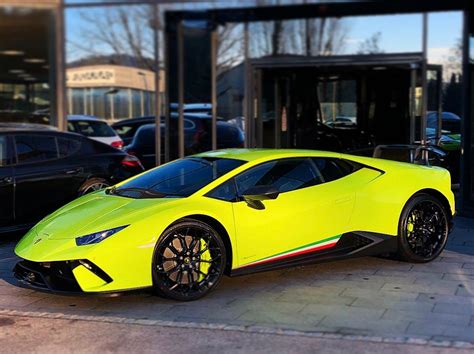 Lamborghini Huracan Performante painted in Verde Scandal w/ Tricolore ...