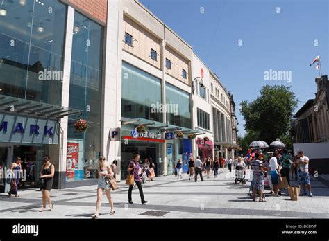 Cardiff city centre shopping centre hi-res stock photography and images ...