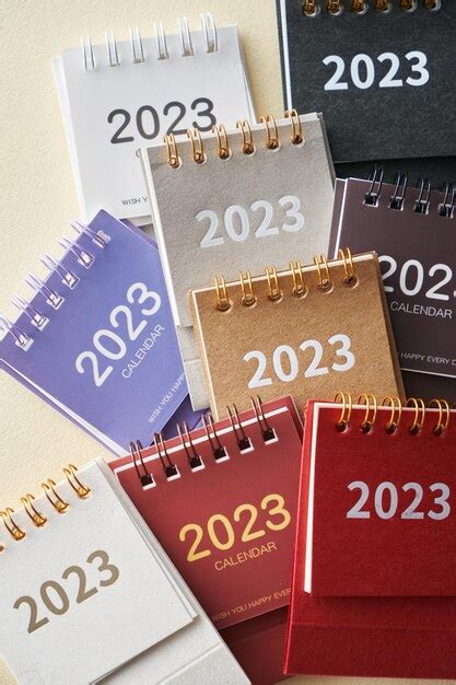 Calendario De Escritorio 2023 Sobre Fondo De Color Foto Premium