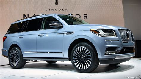 2018 Lincoln Navigator Front Three Quarter Caricos