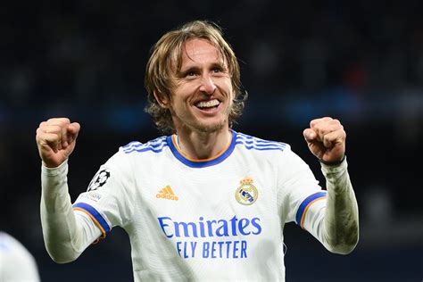 Modric se aproxima a quebra de recorde de Puskas após renovação no Real