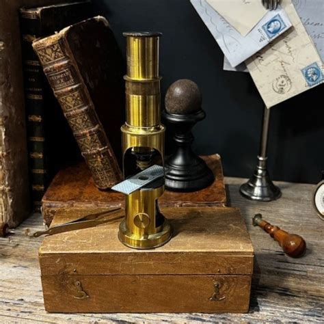 Microscope à tambour en laiton dans son coffret XIXème siècle