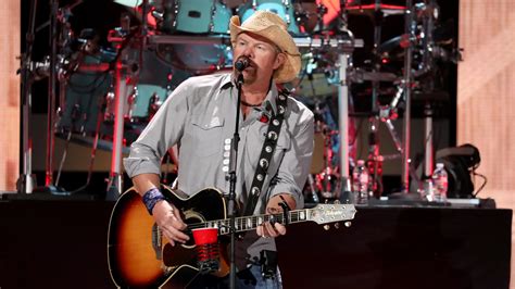 Muere el cantante country Toby Keith a los 62 años de edad