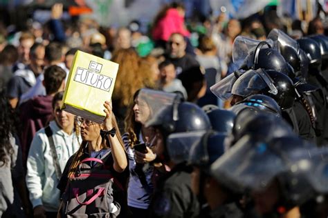 Argentinos Saem S Ruas Para Defender Universidades P Blicas