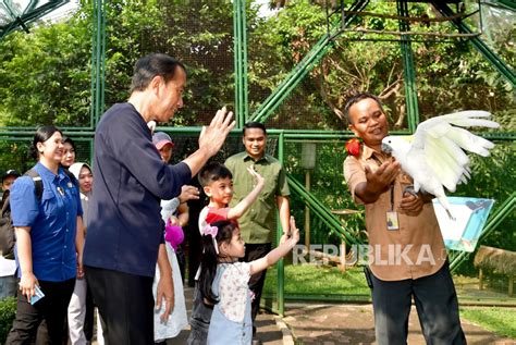 Momen Presiden Jokowi Dan Ibu Iriana Ajak Cucu Ke TMII Republika Online