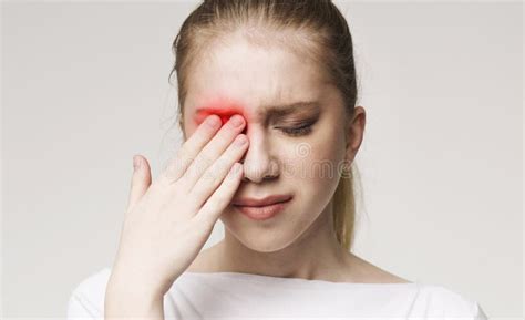 Sufrimiento De La Mujer Del Trastorno Del Dolor De Ojo Fuerte Foto De