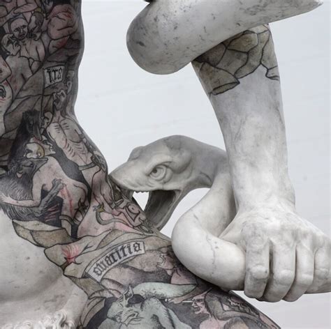 Fabio Viale combina el tatuaje y la escultura clásica en piezas únicas