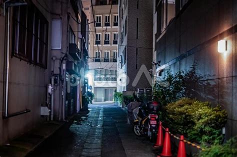 東京都中央区の路地裏夜景 No 4310972｜写真素材なら「写真ac」無料（フリー）ダウンロードok