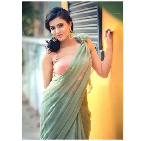 Anju Kurian Hot And Cute Pics And Photo In Saree